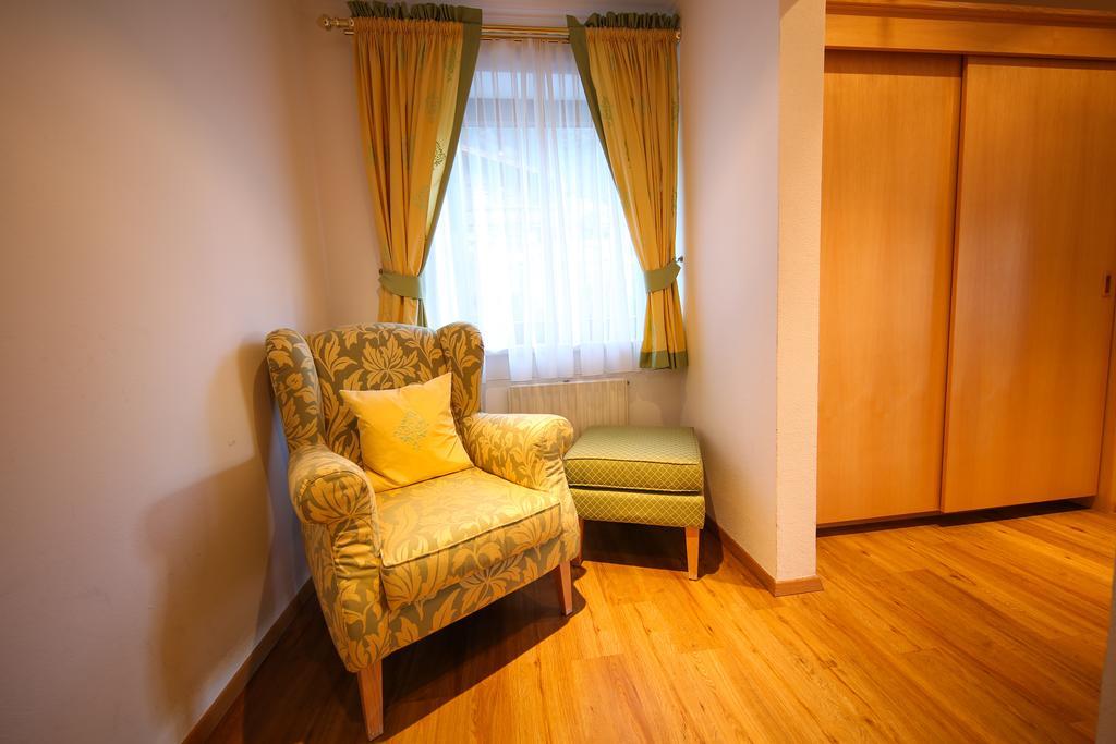 Superior Dreibettzimmer mit Balkon und Blick auf das Tal